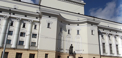 Татарский театр оперы и балета, памятник А. С. Пушкину