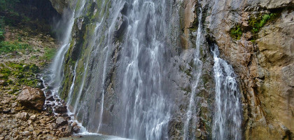 Гегский водопад и вход в грот