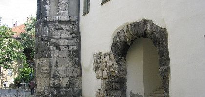 Porta Praetoria — северные ворота Castra Regina, ставшие частью стены резиденции епископа Регенсбурга