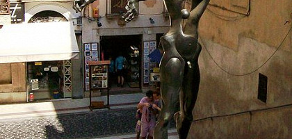 У спуска на улицу Жонкера скульптура Памяти Ньютона Сальвадора Дали, Фигерас