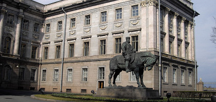 Мраморный дворец, памятник Александру III