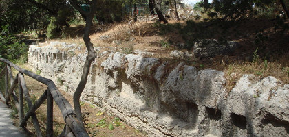 Древние резные ниши в качестве маленькой святыни, недалеко от древнего римского амфитеатра в Сиракузах