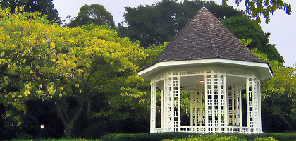 Исторический бельведер в ботаническом саду Сингапура