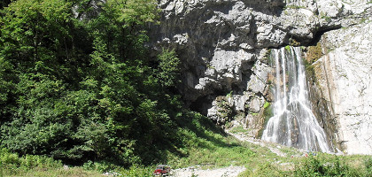 Гегский водопад, у входа в пещеру Черкесский водопад