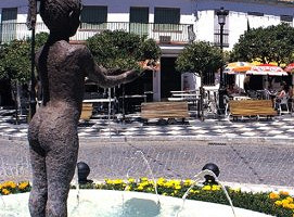 Скульптура Ла-Нинья на площади Испании, Беналмадена