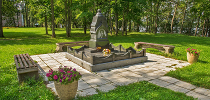 Памятник князю Гагарину в усадьбе Карачарово под Конаково