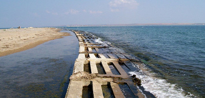 Остров Тузла, защитные сооружения