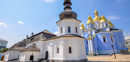 Вид на Трапезный Храм Иоана Богослова и Михайловский Златоверхий собор
