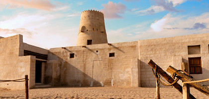 Вид на крепость аль-Джазира аль-Хамра