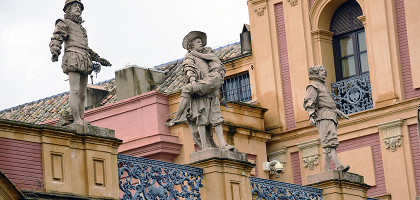 Дворец Сан-Тельмо в Севилье, статуи выдающихся горожан