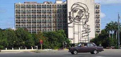 Гавана, здание напротив мемориала Хосе Марти