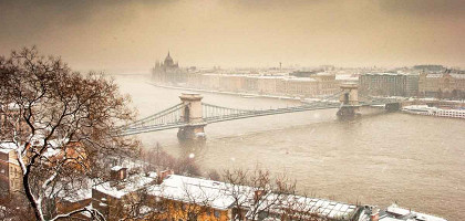 Цепной мост Сечени и вид на зимний Будапешт, Венгрия