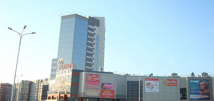 Торгово-офисный центр Фестиваль на левом берегу реки Иртыш в Омске