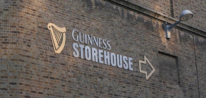 Указатель на пивоварню Guinness в Дублине