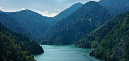 Живописное озеро Рица в Абхазии
