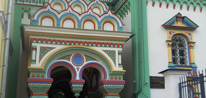 Входные ворота в православный храм Святителя Николая, Калитники, Москва, Россия