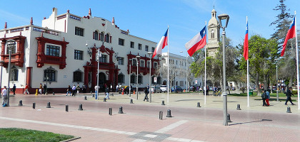 Здание суда и собор на площади Армас