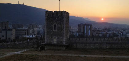 Башня крепости Скопье и крест Тысячелетия на закате