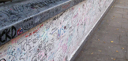 Граффити на стене около студии Эбби-Роуд