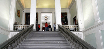Галерея Уффици, центральная лестница