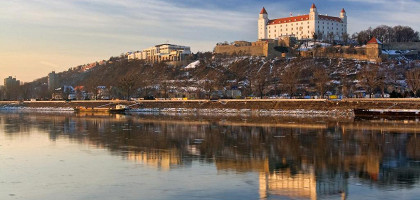 Братиславский замок на реке Дунай