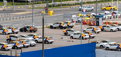 Каршеринг на парковке в Москве