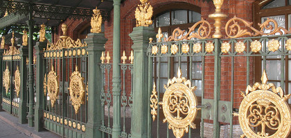 Домик Петра I в Санкт-Петербурге, решётка и ворота ограды со стороны Петровской набережной
