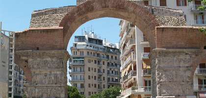 Виды Триумфальной арки Галерия в Камаре Салоники