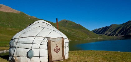 Юрта у берегов озера Иссык-Куль, Киргизия