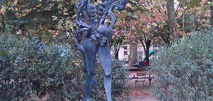 Памятник Полю Эллюару в Люксембугском саду в Париже