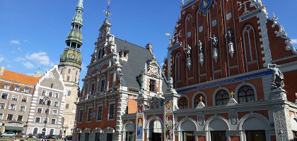 Вид на дом Черноголовых и церковь Святого Петра в Риге