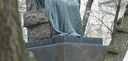 Памятник Гоголю на Никитском бульваре осенью