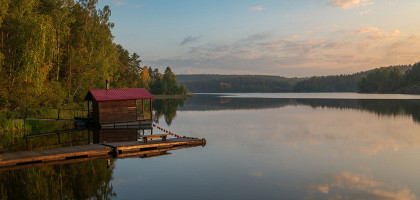 Деревянная баня на берегу Ладожского озера в Карелии