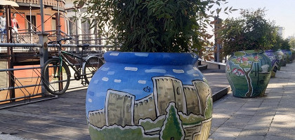 Стилизованные горшки на набережной Вардара