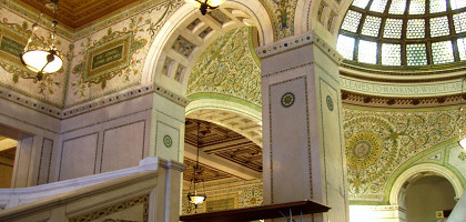 Чикагский культурный центр, главная лестница и зал Престон Брэдли с куполом Тиффани