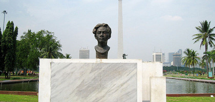 Бюст индонезийского поэта Чаирила Анвара, Джакарта