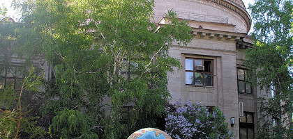 Волгоградский планетарий, глобус Земли на астрономической площадке