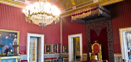 Королевский дворец в Неаполе, тронный зал