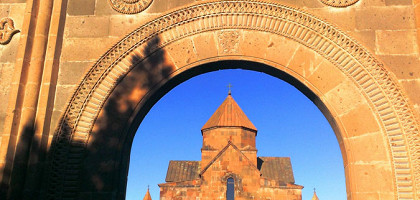 Вход в церковь Святой Гаяне, Армения