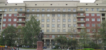 Стоквартирный дом и памятник архитектору Андрею Крячкову