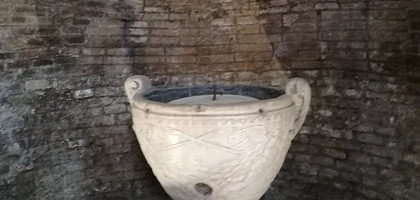 Керамическая купель в Равеннском соборе, Италия