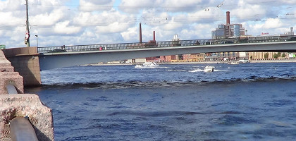 Гренадерский мост, Нева