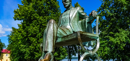 Воткинск, Россия, статуя Петра Чайковского рядом с музеем Чайковского