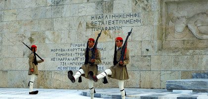 Эвзоны (президентская гвардия) во время смены почетного караула у здания Парламента, Афины