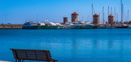Вид на ветряные мельницы из порта Родоса
