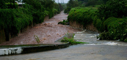 Затопленные дороги в Кингстоне во время урагана Дин