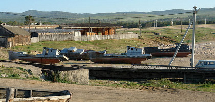 Кладбище кораблей около бывшего ММРЗ в Хужире, Ольхон