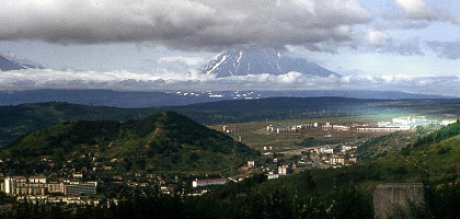 Вид города, на заднем плане Корякский вулкан, Петропавловск-Камчатский