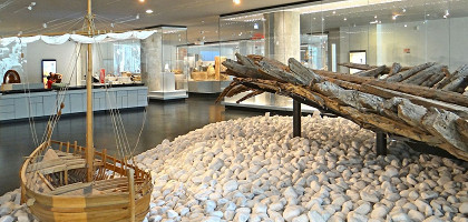 Музей истории Марселя, остатки древнеримского корабля и его модель