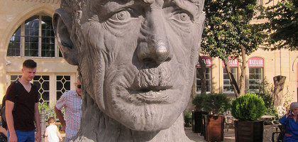 Бронзовый бюст азербайджанскому поэту и мыслителю Алиага Вахиду в Баку
